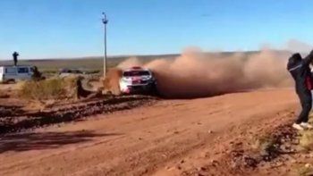 ¡que susto! casi es atropellado en la curva del rally