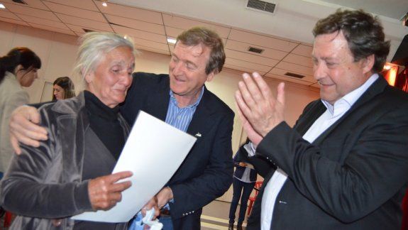 El acto de entrega de escrituras se realizó en el Centro Municipal Cultural.