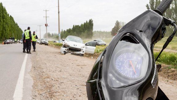 El violento impacto quedó reflejado en la parte delantera del Peugeot.