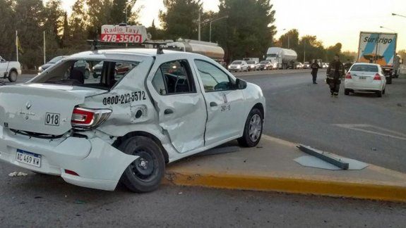 El taxi resultó con importantes daños en la parte trasera.