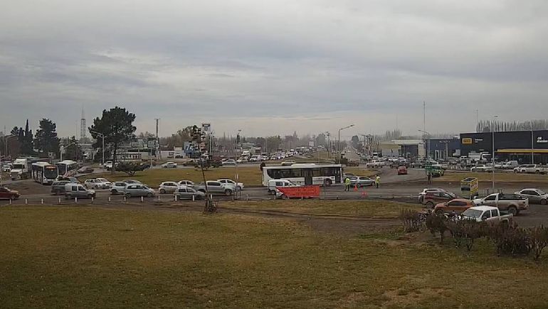 Olla popular en El Fortín: ¿cortarán los puentes a Neuquén?