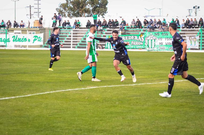 Video: El golazo de mitad de cancha de un rionegrino en el Federal A
