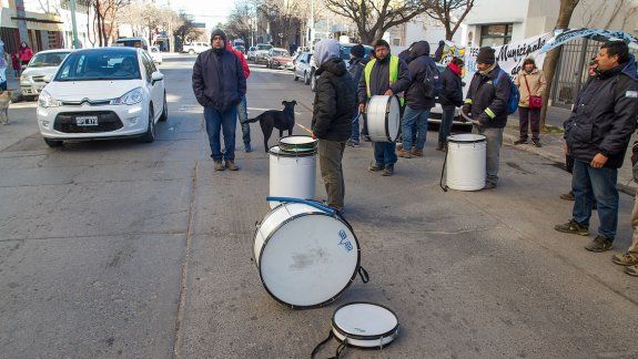Ayer no hubo corte, pero sí protestas frente a la Municipalidad.