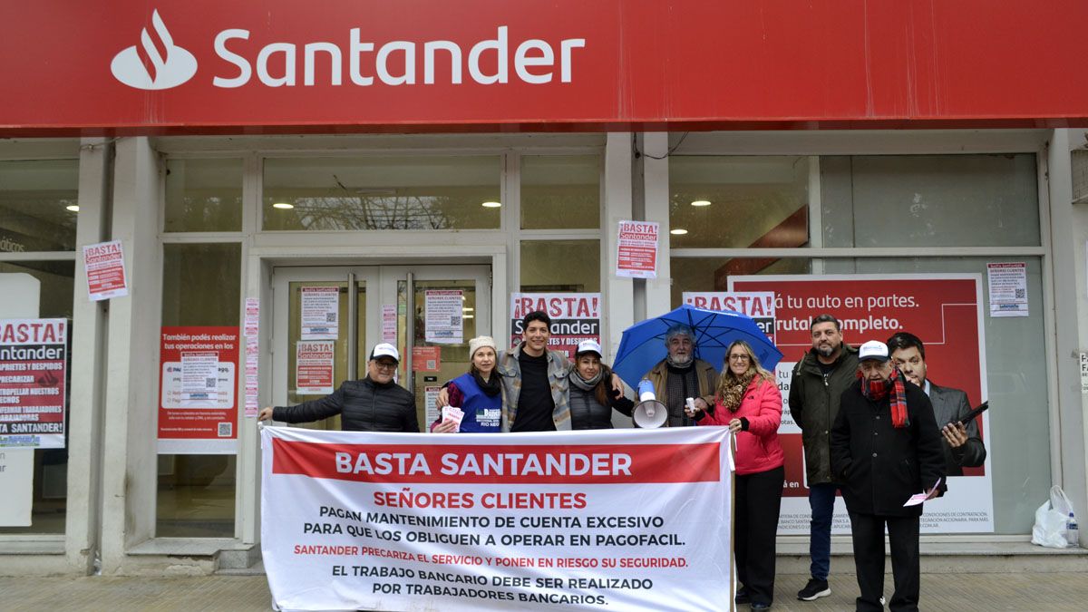 Esta mañana, desde las 11 el gremio La Bancaria llevó adelante una acción en las puertas de la sucursal de Cipolletti.
