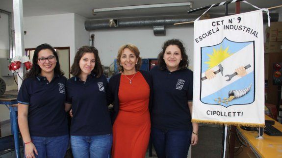 Tres alumnas del CET 9 fueron las creadoras de la pulsera antipánico.