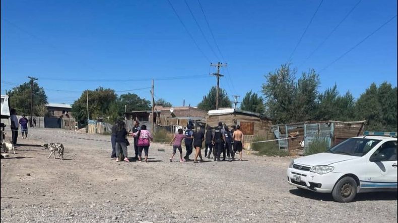 Acusaron a tres vecinos de Allen por la muerte de un hombre en un confuso episoio.