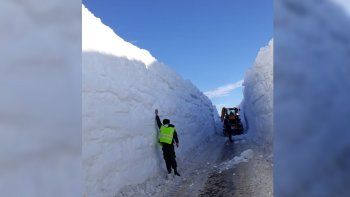 entre paredes de nieve, continua el rescate de camiones entre paredes de nieve, continua el rescate de camiones