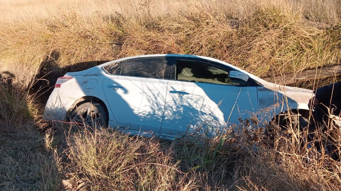 La conductora perdió el control del vehículo cuando esquivó un auto. | LMCipolletti.com La conductora perdió el control del vehículo cuando esquivó un auto.