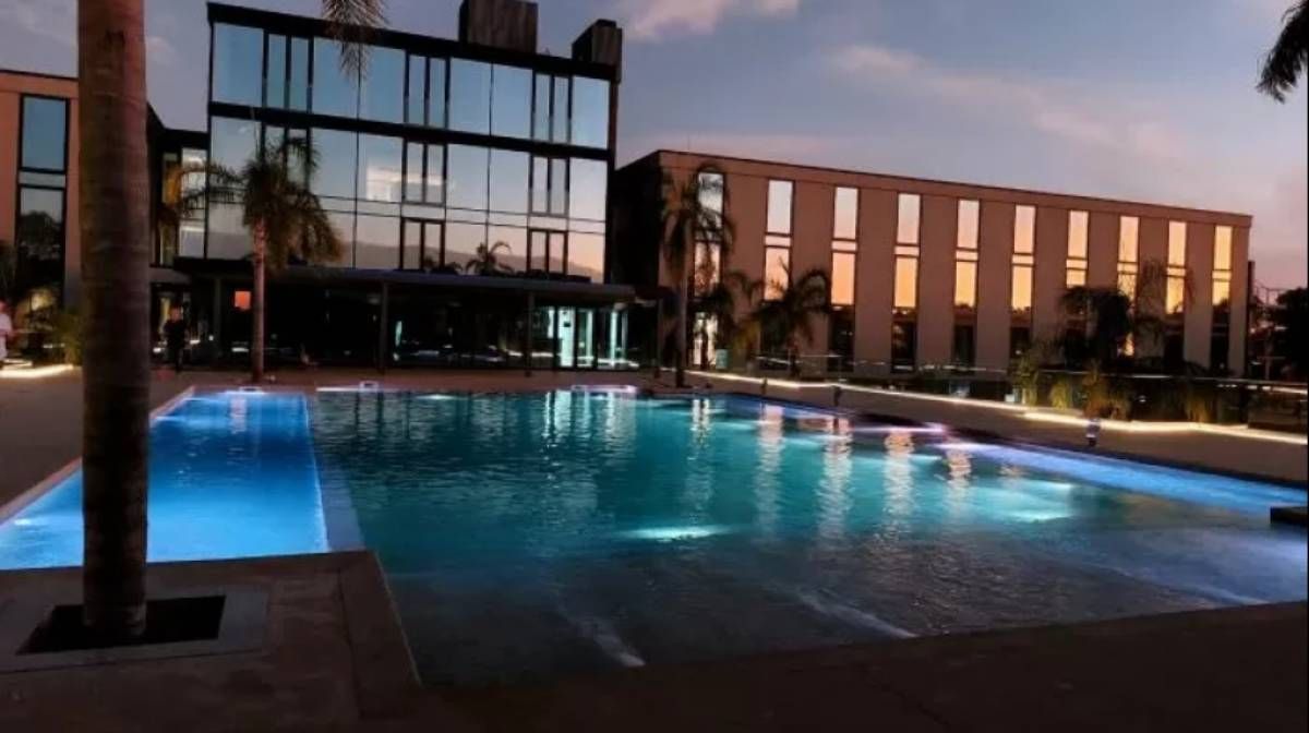 El lujoso hotel contará con dos piscinas climatizadas, entre otros chiches y confort.