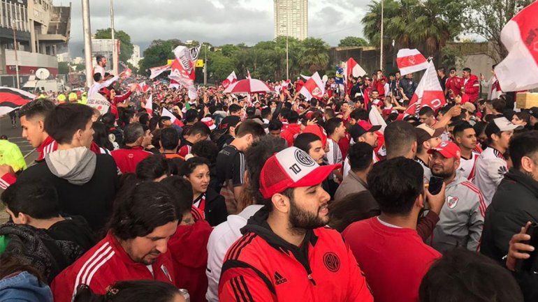 Hinchas de River acompañaron al plantel con un multitudinario banderazo
