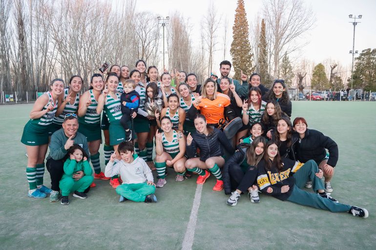 Campeonas otra vez. El merecido festejo de las chicas de Marabunta.