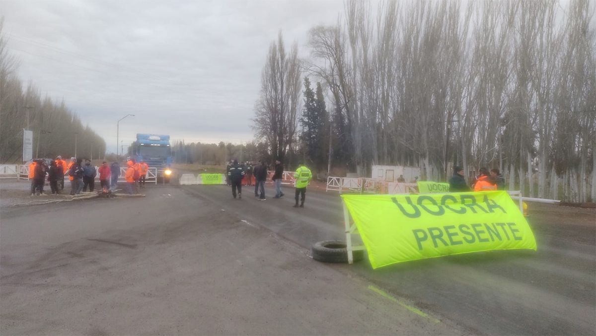 Corte en Cinco Saltos: los trabajadores de UOCRA liberaron la Ruta 151