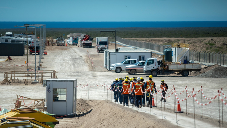 2.600 trabajadores forman parte del proyecto VMOS, de los cuales 1.600 viven dentro del predio con cronogramas variables. 2.600 trabajadores forman parte del proyecto VMOS, de los cuales 1.600 viven dentro del predio con cronogramas variables.