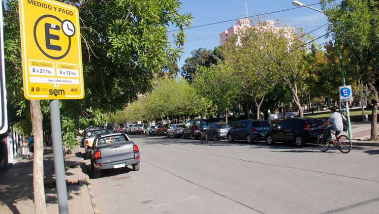 La hora de estacionamiento en la zona céntrica de Cipolletti costará $250. Significa una suba de poco más del 42%. 