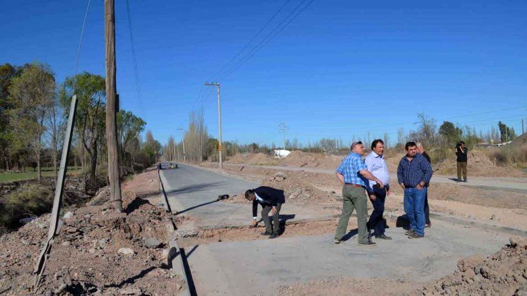 Weretilneck visitó obras de viviendas y de escuelas cipoleñas copy