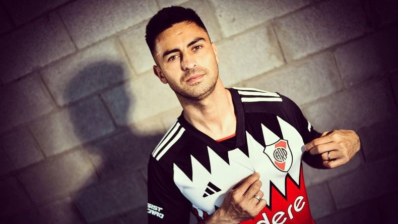 El Pity Martínez posó con la nueva camiseta de River.