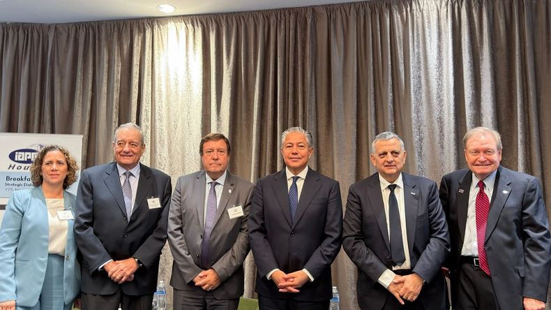 La apuesta por el GNL y la expansión: la presentación de Vaca Muerta en Houston. | LMCipolletti.com La apuesta por el GNL y la expansión: la presentación de Vaca Muerta en Houston.