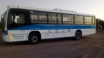Los perlenses que utilizan el transporte público para ir y venir entre su comunidad y Neuquén no tuvieron colectivos por algunas horas por el partido de Argentina en el Mundial. Los pobladores festejaron de lo lindo como en el resto del país. Los perlenses que utilizan el transporte público para ir y venir entre su comunidad y Neuquén no tuvieron colectivos por algunas horas por el partido de Argentina en el Mundial. Los pobladores festejaron de lo lindo como en el resto del país.