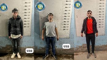 Los tres detenidos en el interior de un departamento del barrio La Paz, donde constataron el faltante de un televisor y dos termos. Los tres detenidos en el interior de un departamento del barrio La Paz, donde constataron el faltante de un televisor y dos termos.
