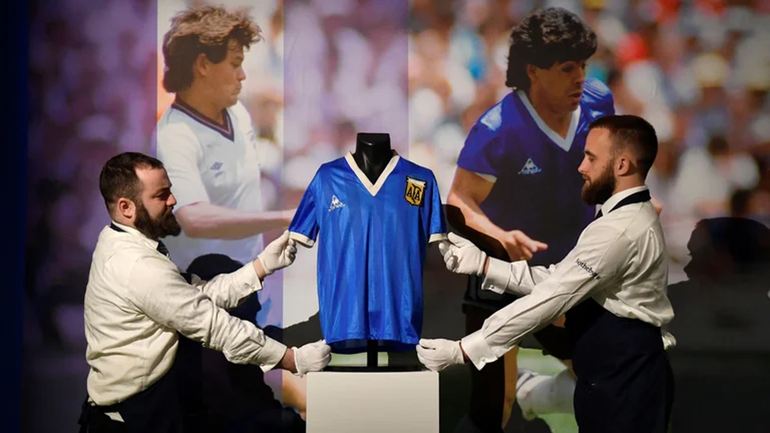 ¿Cuánto ofertaron por la camiseta que usó Maradona en el gol del Siglo?