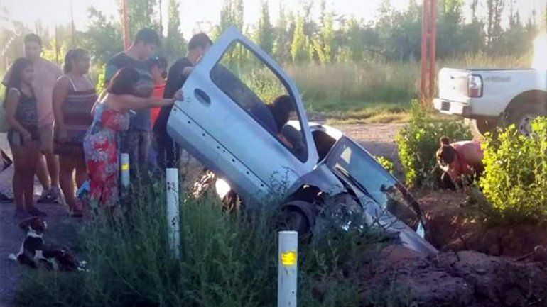 La chocaron, perdió el control del auto y terminó adentro de un desagüe