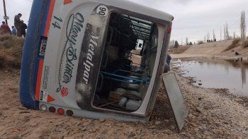 el colectivo escolar que volco habria sufrido una falla mecanica