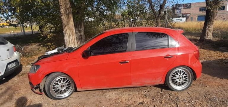 Secuestran un auto robado y marihuana: hay cinco detenidos 