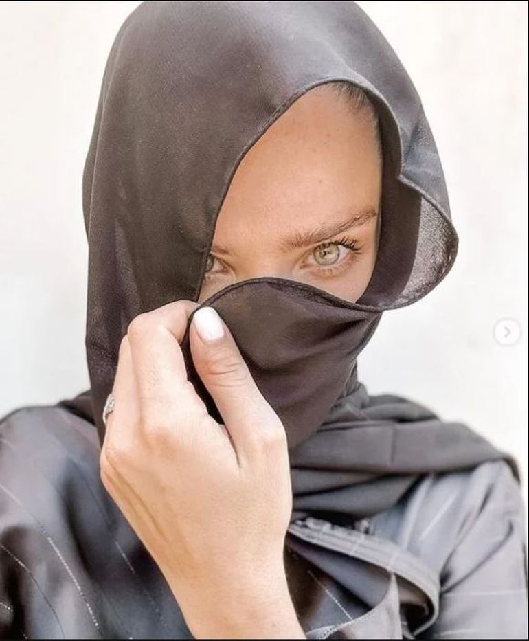 El susto qué pasó la China Suárez en un paseo por Qatar al usar el hiyab