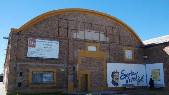 Cayó del techo de una bodega en General Roca y está grave