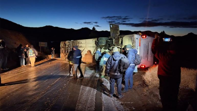 Volcó un micro que transportaba pasajeros de Bariloche a Pichileufu