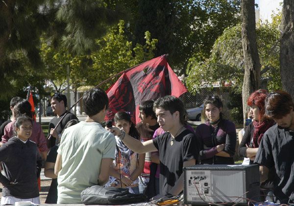 Radio abierta estudiantil en la plaza