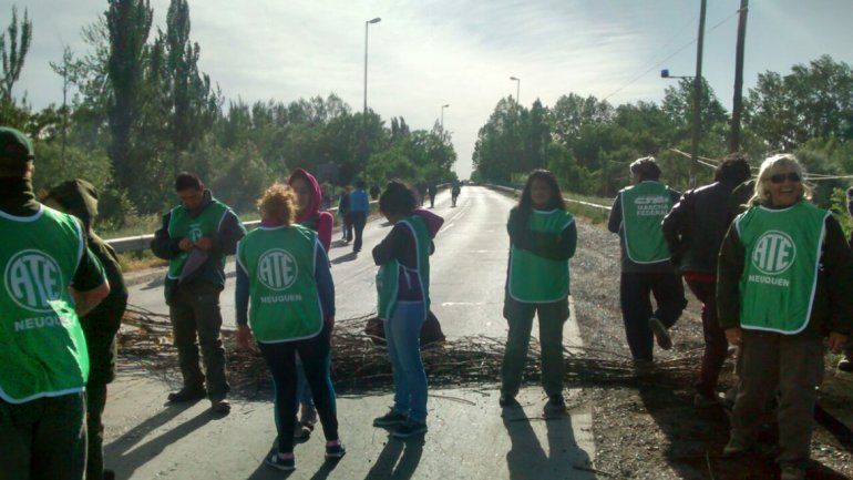 Trabajadores de Cippa cortan el puente Centenario-Cinco Saltos