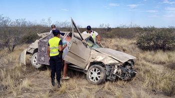 una mujer murio tras un vuelco en la ruta 22