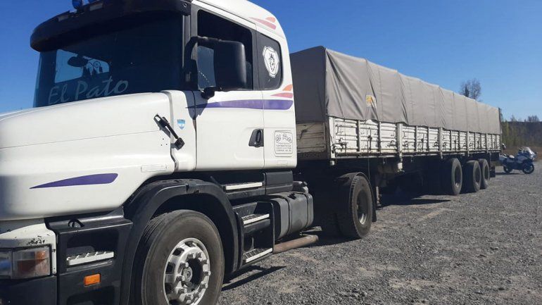 Querían cruzar el puente escondidos en la caja de un camión y los descubrieron