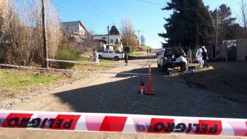 bariloche: hallaron el cuerpo de una mujer en el patio de su casa