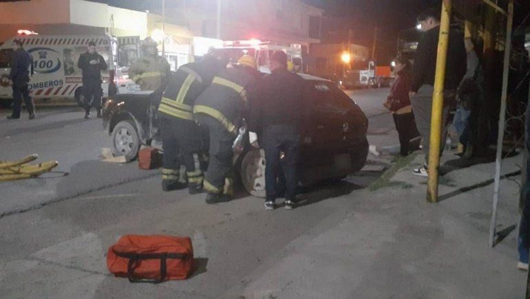 Rescataron a un hombre atrapado en el interior de un vehículo tras un fuerte choque