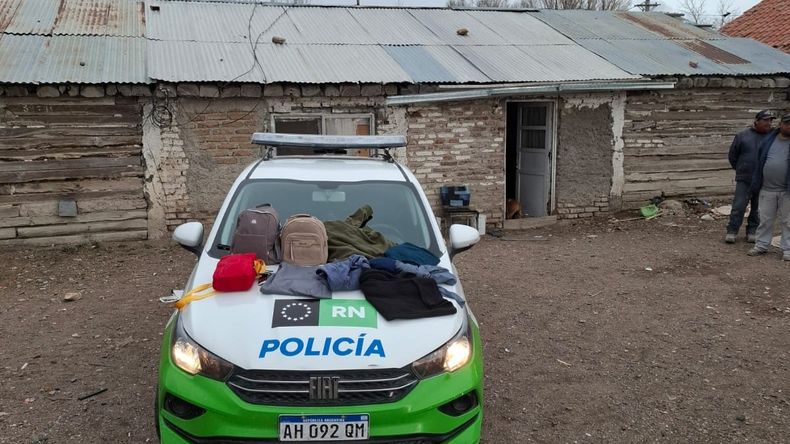Las prendas de vestir y las mochillas recuperadas por la policía en Ingeniero Jacobacci. Las cámaras de seguridad registraron el hecho y a sus autores. | LMCipolletti.com Las prendas de vestir y las mochillas recuperadas por la policía en Ingeniero Jacobacci. Las cámaras de seguridad registraron el hecho y a sus autores.