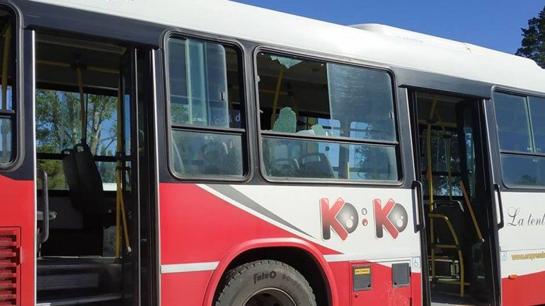 Un grupo de pibes atacó a piedrazos a un colectivo Koko