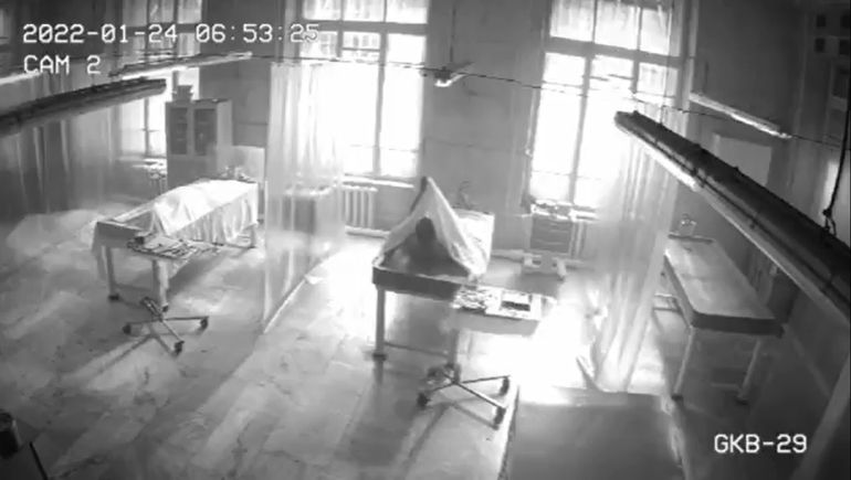 Viral: revivió en la morgue y caminó a la salida