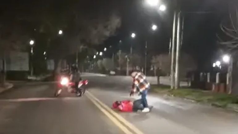 Se viralizó un video del momento que el policía de la PSA dispara al joven motociclista / Foto Captura
