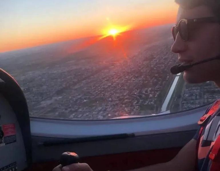 Juan Molla en pleno vuelo, su gran pasión. Lo despiden con dolor.