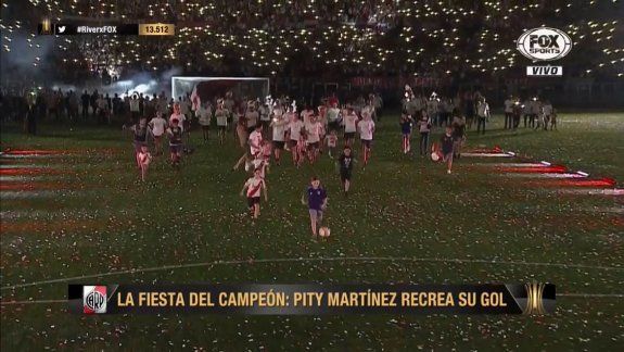 ¿Quién es el nene que le robó el gol al Pity Martínez en los festejos?