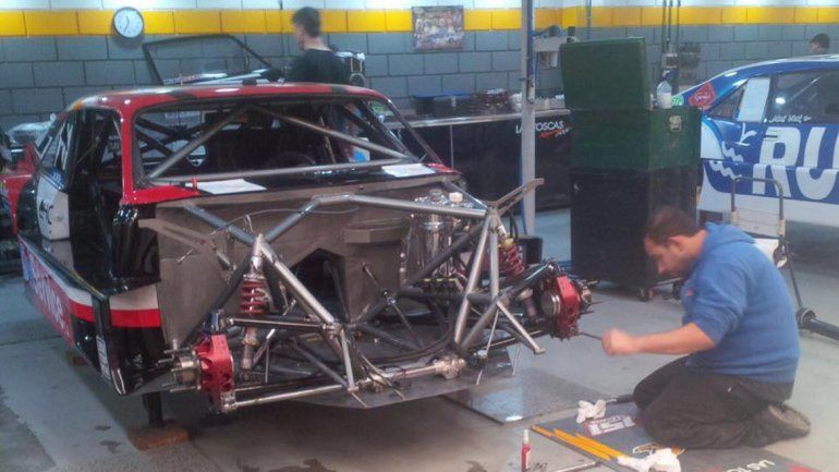 La Chevy de Urcera desarmada en los talleres del equipo Las Toscas.&nbsp;