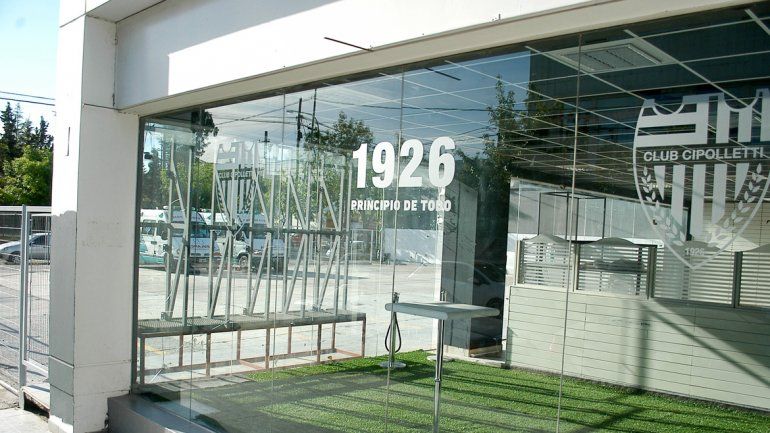 La futura vidriera de un local muy esperado en la ciudad y por el club.