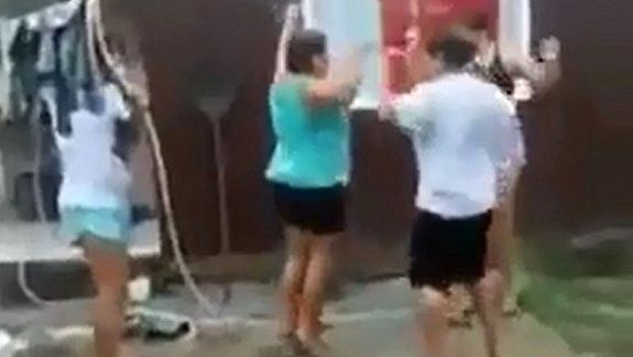 Jugaban con agua y les pasó algo inesperado