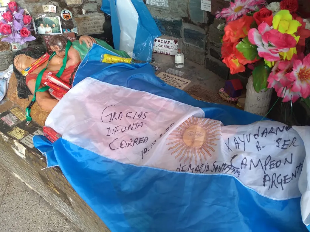 Tapia llevó la Copa a la Difunta Correa y se refirió a la continuidad de Scaloni