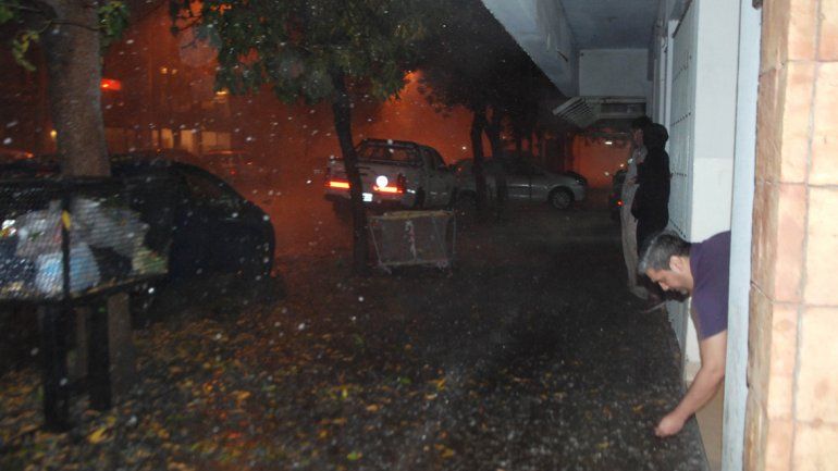 El breve pero furioso temporal del lunes inundó calles y generó temor porque se esperaban lluvias más fuertes.