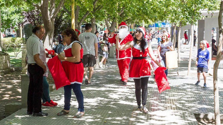 Los municipales repartieron regalitos en la plaza