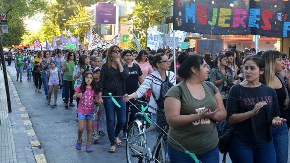 {alttext(,Las fotos de la multitudinaria marcha de mujeres cipoleñas por el #8M )}