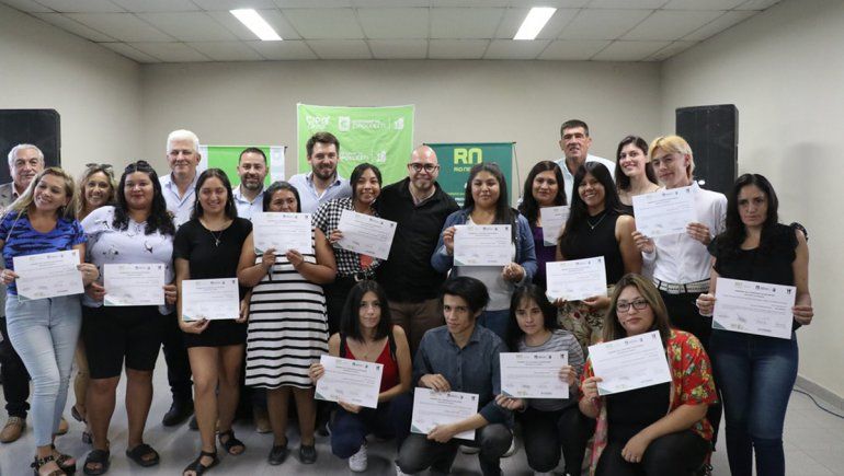 Jóvenes cipoleños recibieron el certificado del curso de mozos y camareras de salón
